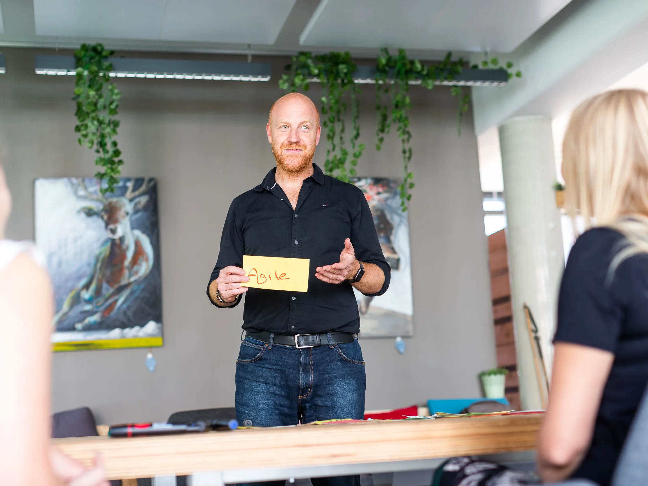 Richard Seidl als Mentor im Einzelgespraech, Mentoring-Atmosphaere mit konzentrierter Zugewandtheit