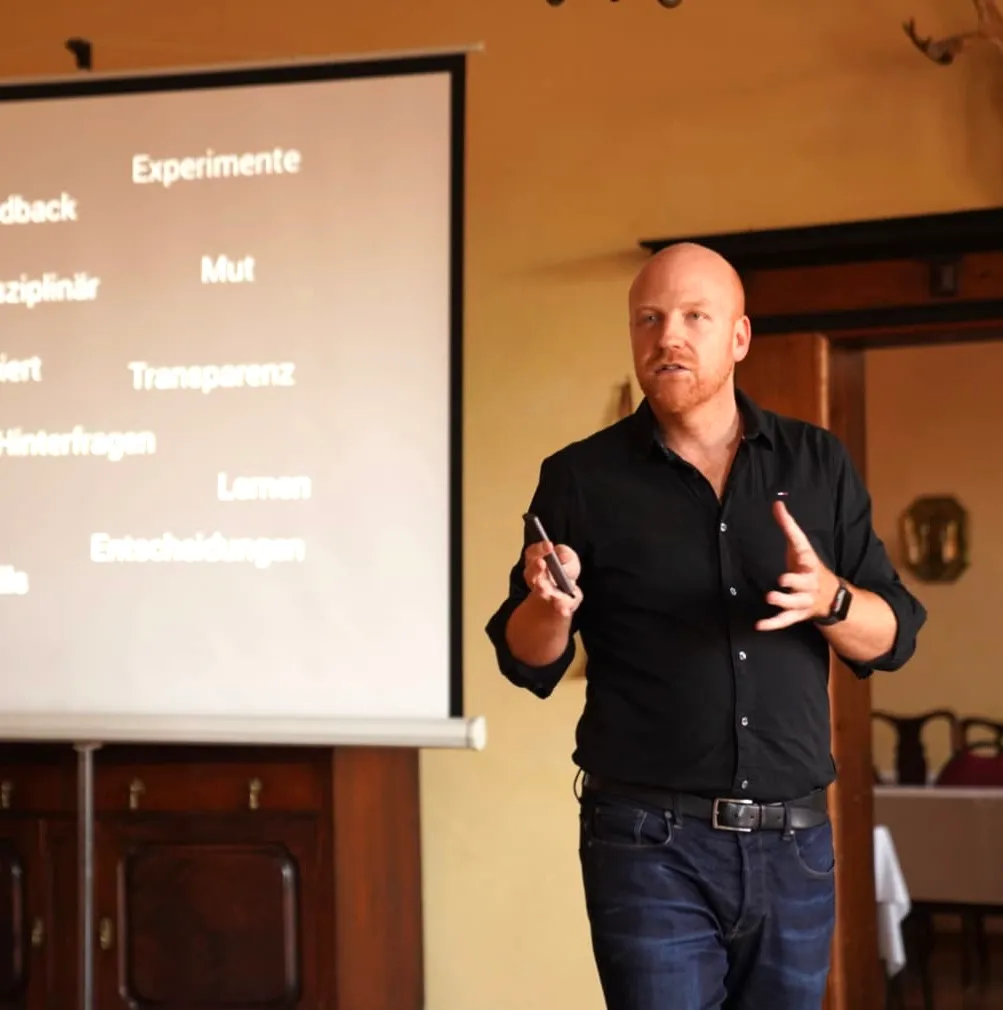 Richard Seidl als Trainer vor Beamer-Leinwand im ISTQB-Kurs