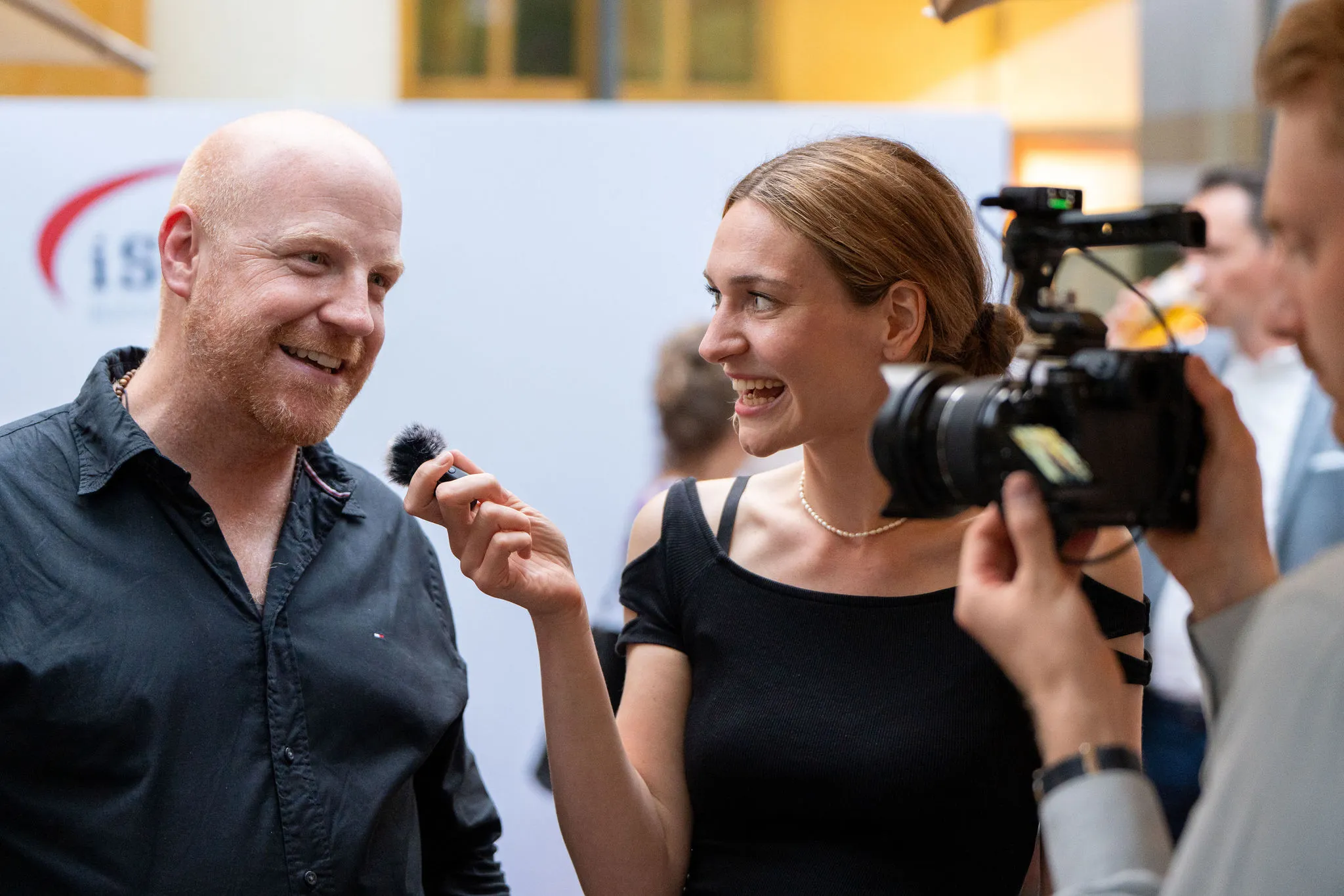Richard Seidl auf der Bühne beim iSQI Event, Keynote-Speaker vor Publikum