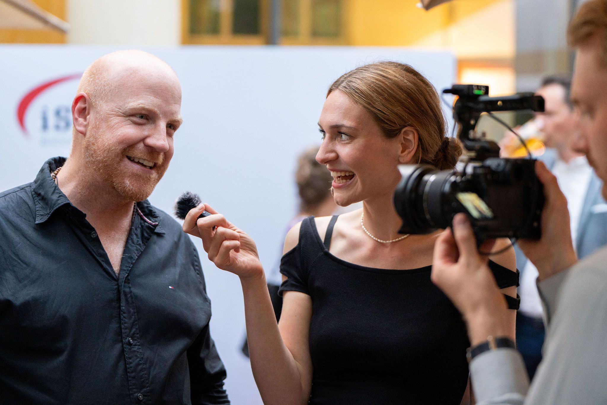 Richard Seidl auf der Bühne beim iSQI Event, Keynote-Speaker vor Publikum