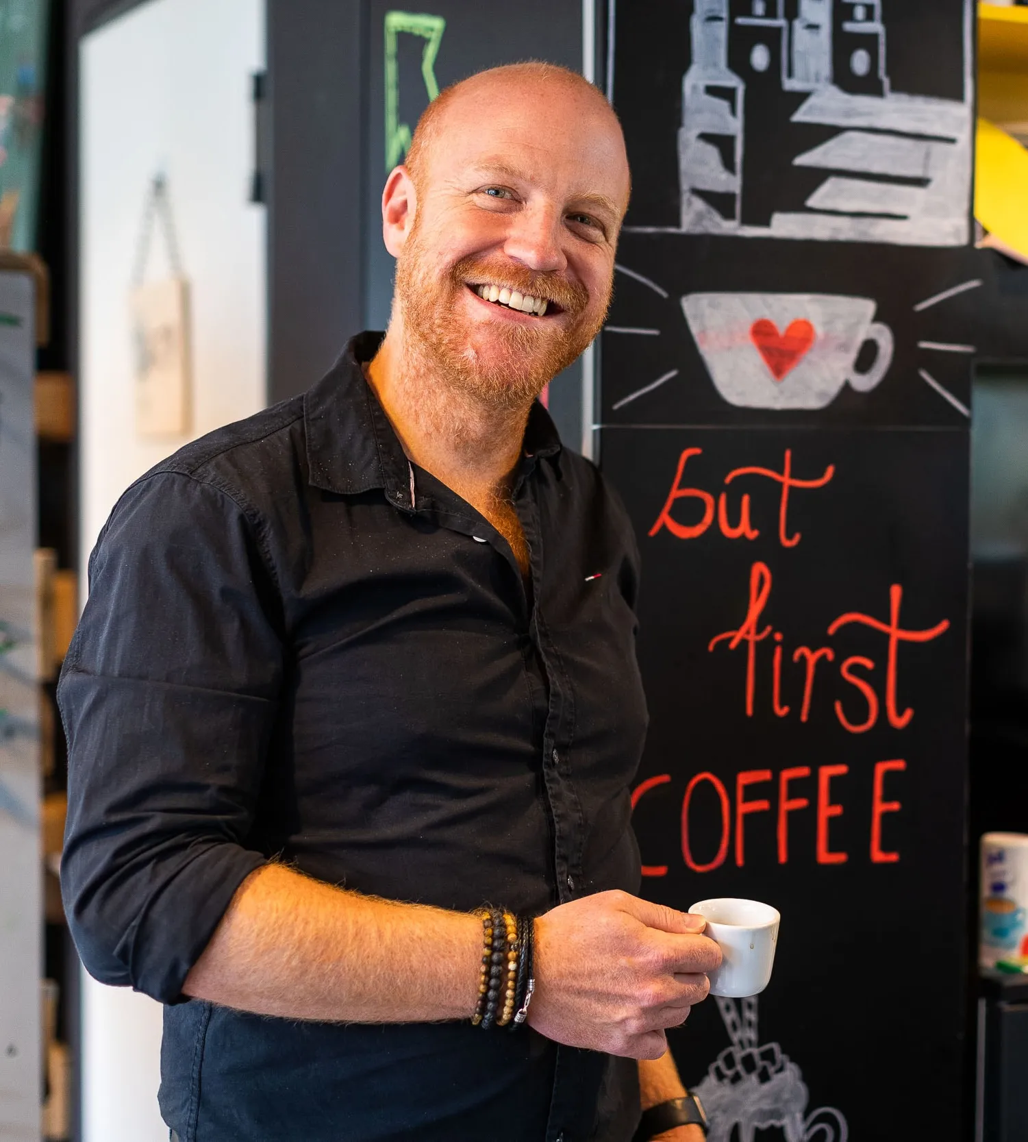Richard Seidl mit Kaffee, im Gespräch über Software Testing