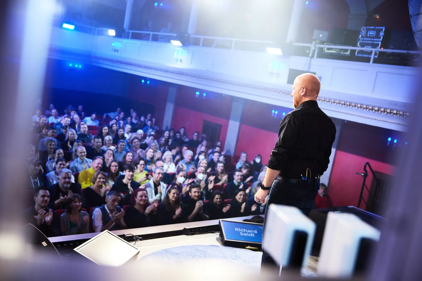 Richard Seidl auf der Bühne vor applaudierendem Publikum