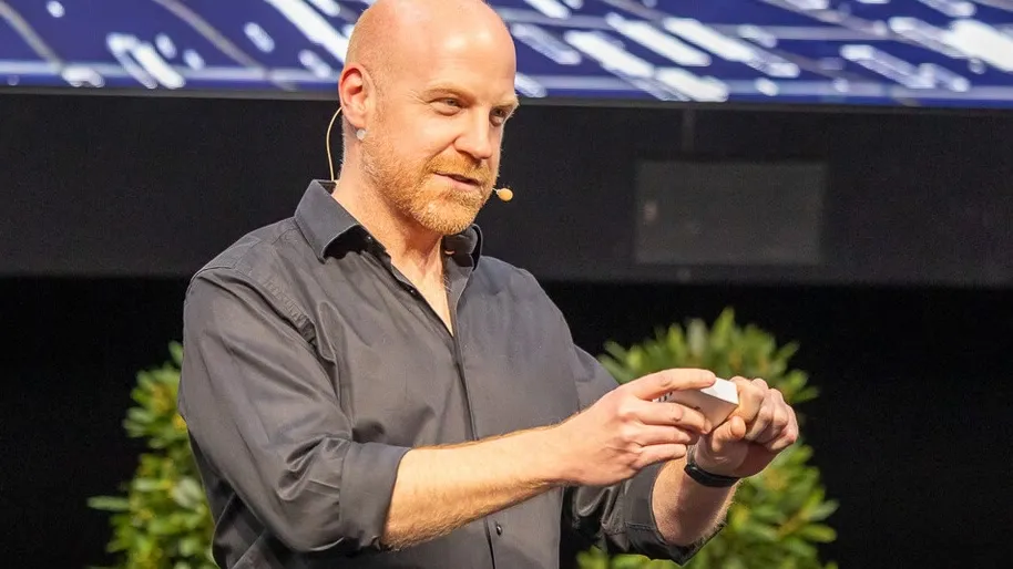 Richard Seidl Keynote zu KI und Empathie auf der Bühne, intensive Vortragsszene