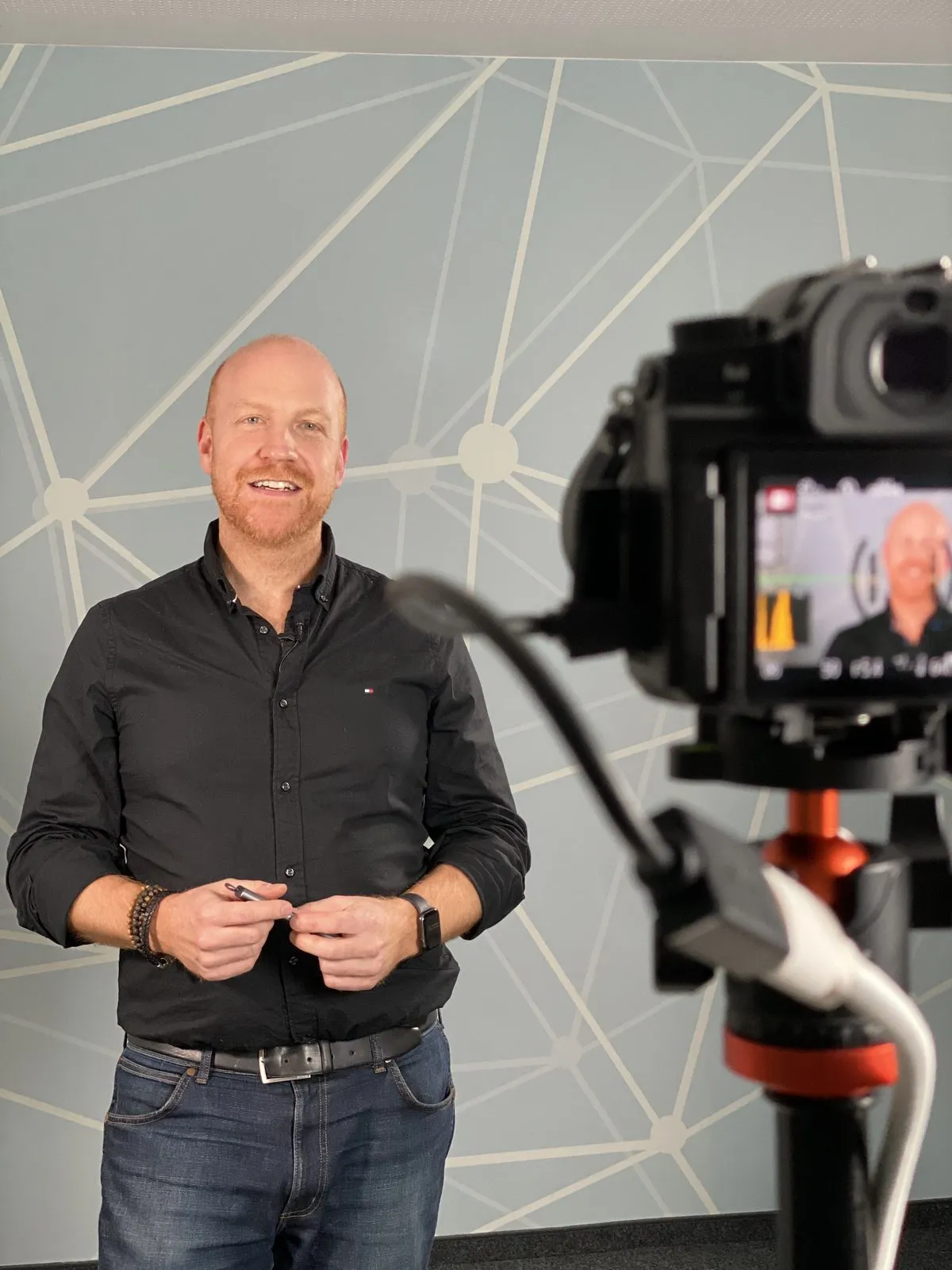 Richard Seidl im Studio vor der Kamera, bereit fuer eine Keynote-Aufzeichnung