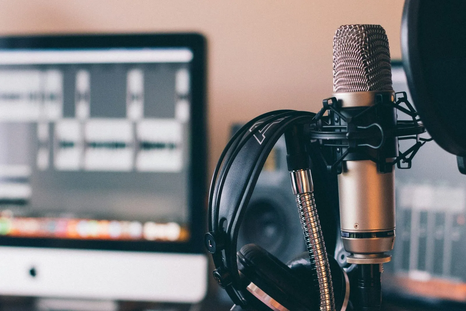 Podcast-Studio mit Mikrofon