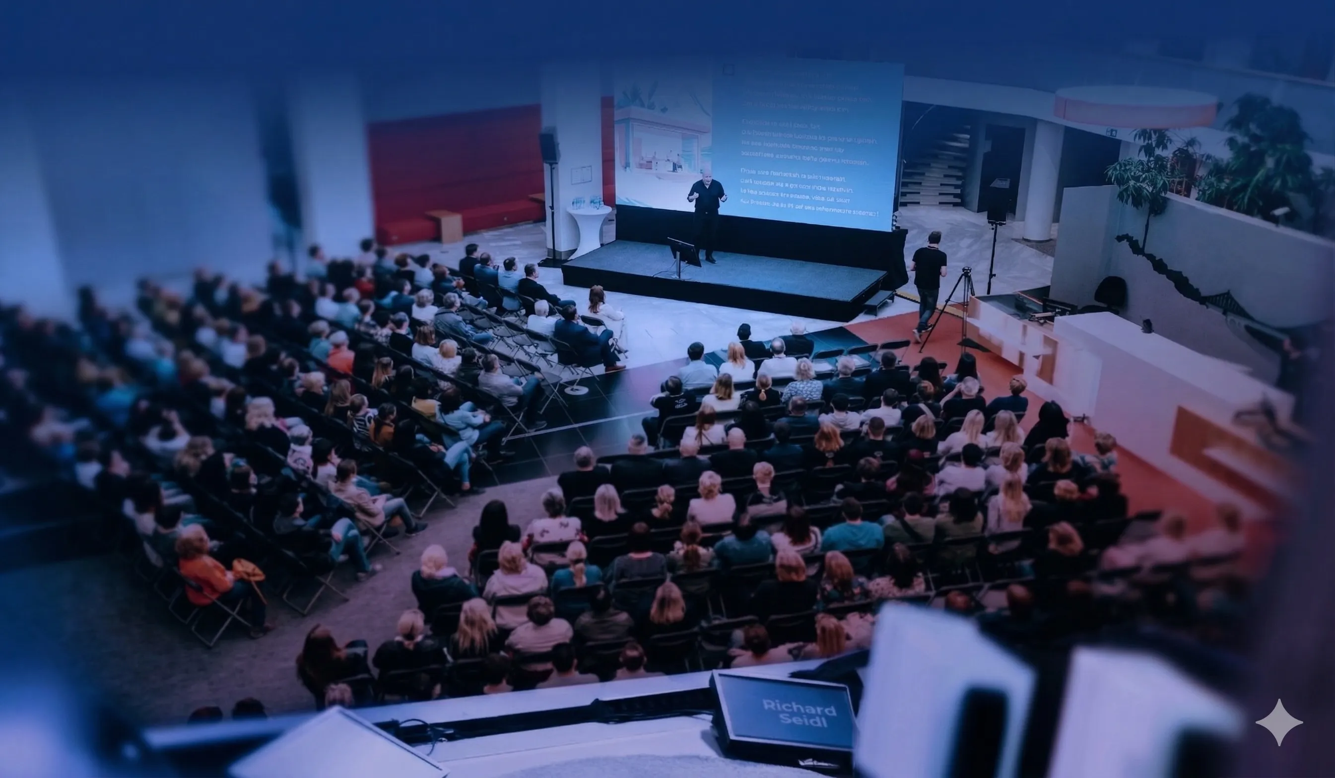 Richard Seidl auf der Konferenzbühne als Keynote Speaker zu KI und Empathie