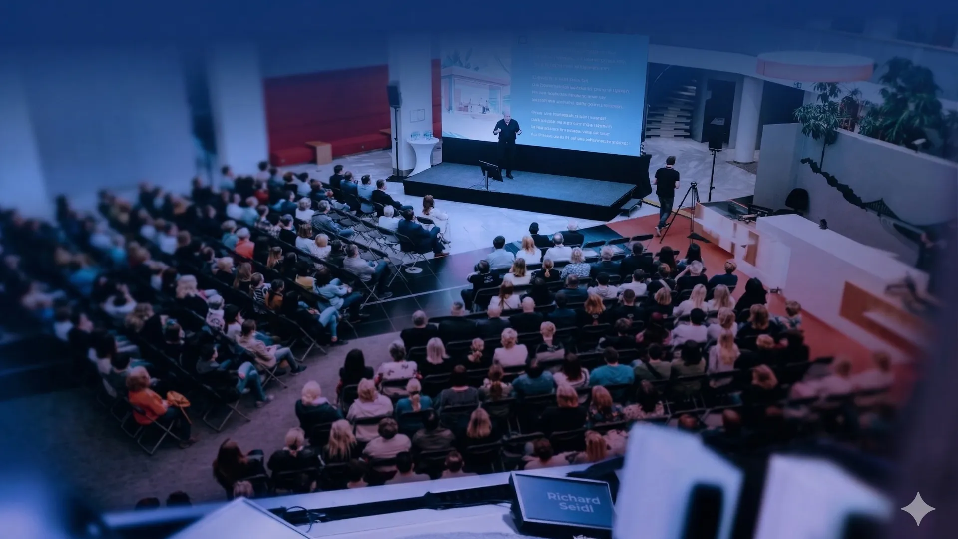 Richard Seidl on the conference stage as keynote speaker on AI and empathy