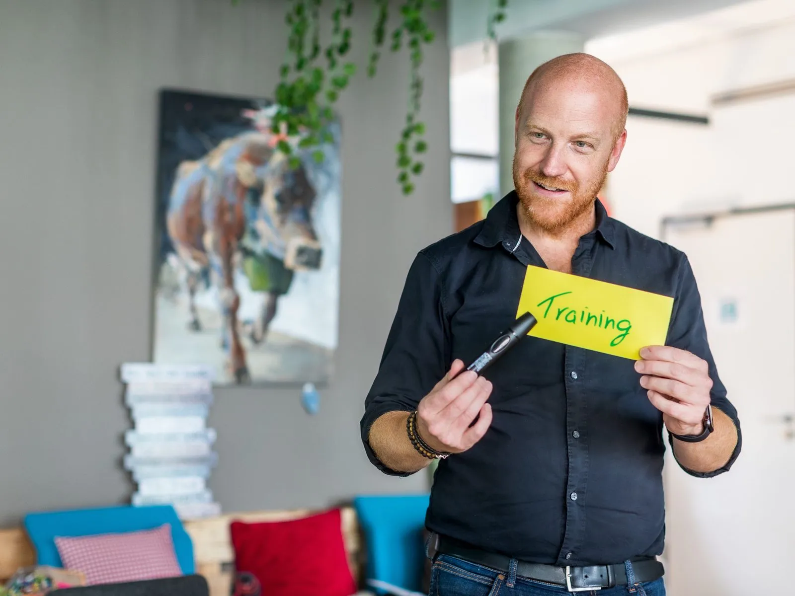 Richard Seidl trainiert ISTQB GenAI Tester, Bildschirm mit KI-Interface sichtbar