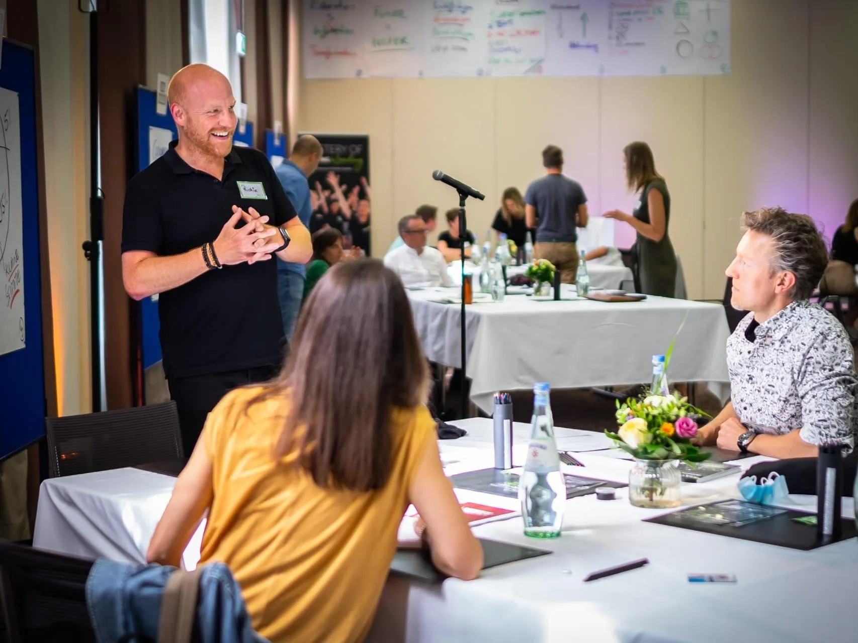 Richard Seidl mit einer Software-Test-Mastermind-Gruppe im intensiven Fachgespraech
